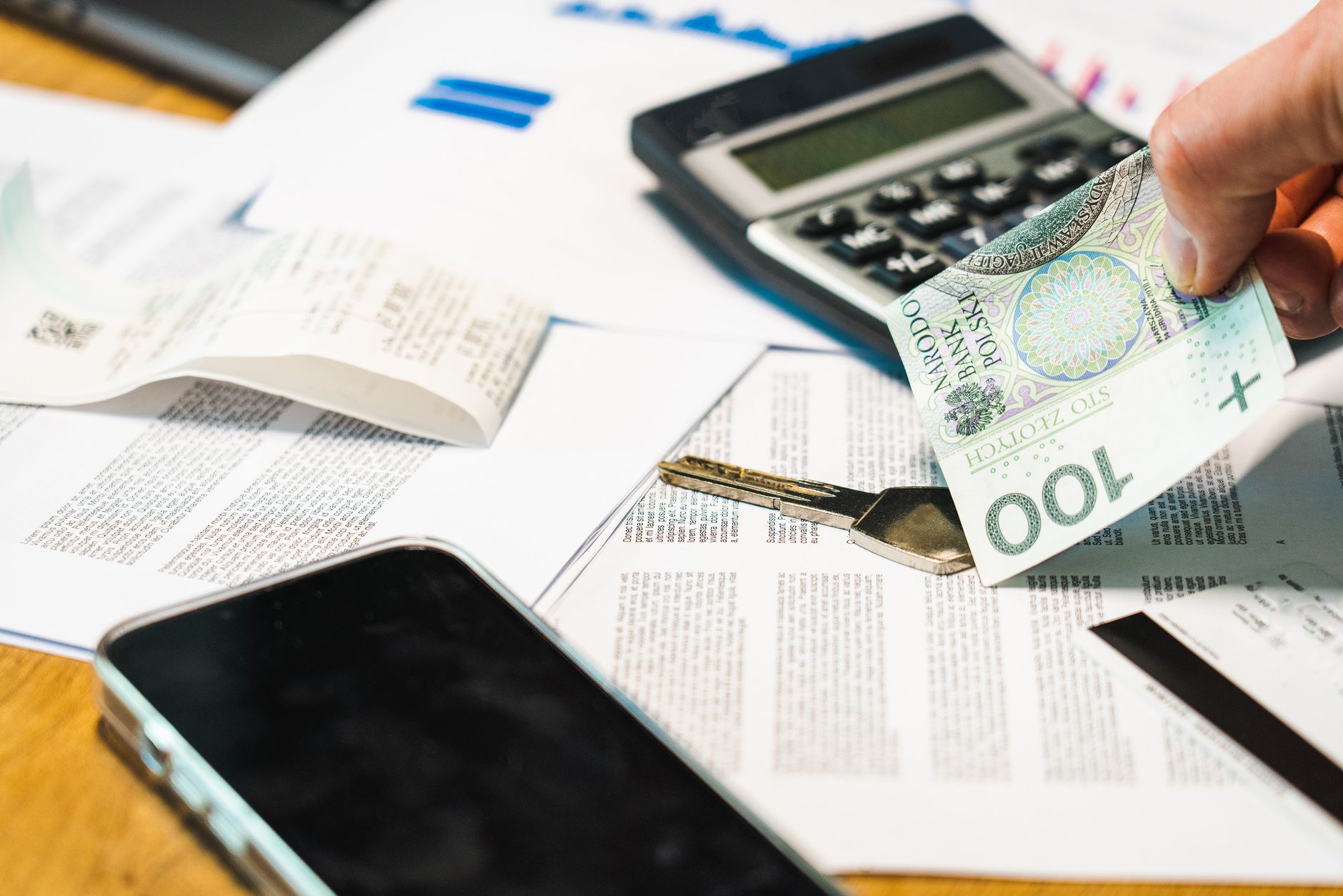 Inflacja spada do 2,1 procent, ale domowe budżety wciąż czują skutki wzrostu cen